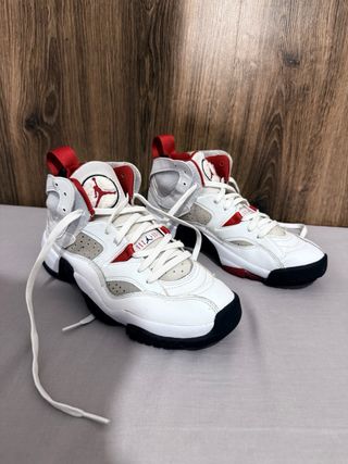 Zapatillas Jordan Two Trey rojas y blancas