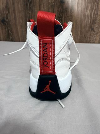 Zapatillas Jordan Two Trey rojas y blancas