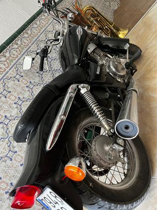 Moto Suzuki GZ 250 Maradurer