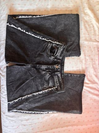 Pantalones grises con flecos