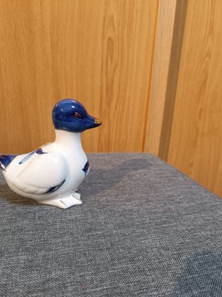 Pato decorativo em porcelana azul e branco