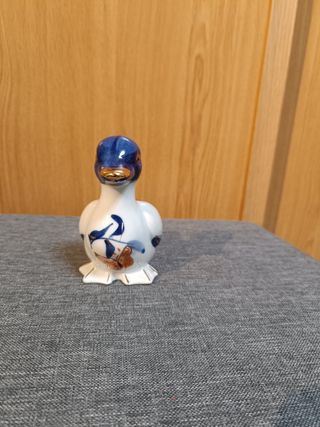 Pato decorativo em porcelana azul e branco