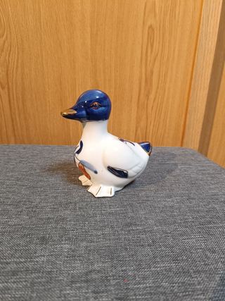 Pato decorativo em porcelana azul e branco