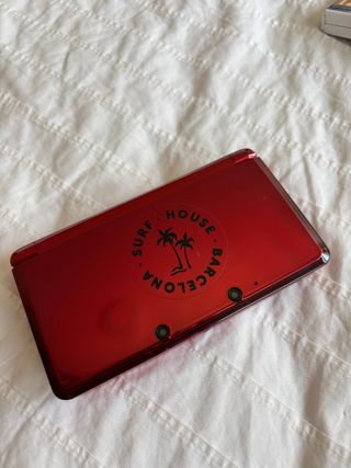 Nintendo 3DS roja - Edición Surf House Barcelona