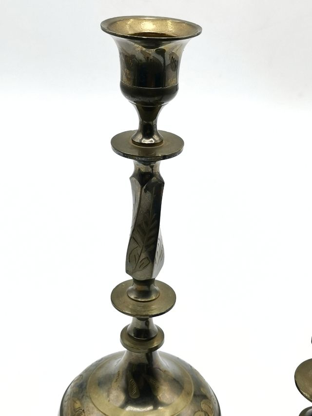 Candelabros antiguos de bronce con elegante diseño