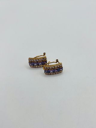 PENDIENTES DE ORO DE 18K CON PIEDRAS MORADAS