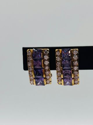 PENDIENTES DE ORO DE 18K CON PIEDRAS MORADAS