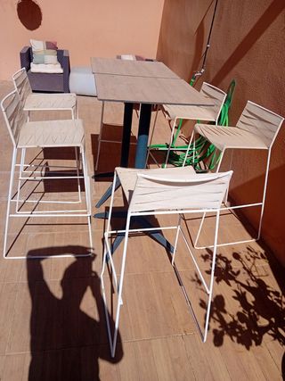 6 taburetes blancos metal 
2 mesas plegables