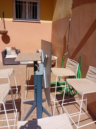 6 taburetes blancos metal 
2 mesas plegables