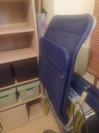 Tumbona plegable azul y plata