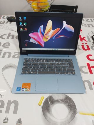Portátil Lenovo. Windows 11pro. Azulado