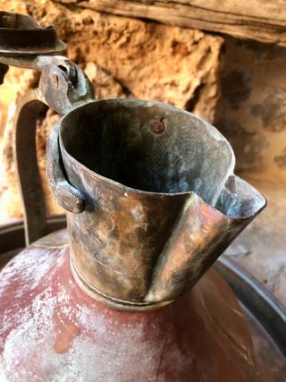 Jarra de cobre con balde grande