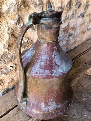 Jarra de cobre con balde grande