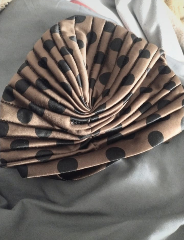 Fascia copricapo marrone a pois