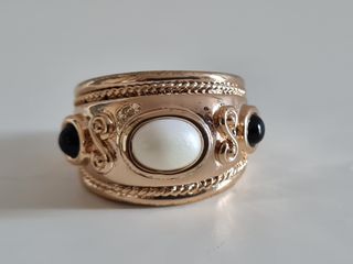 Anillo Uterqüe dorado con piedras