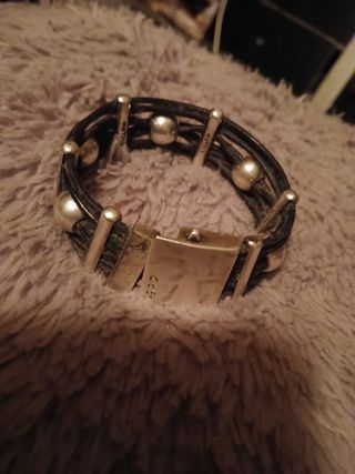 Pulsera Gijk.ñ. cuero negra plata
