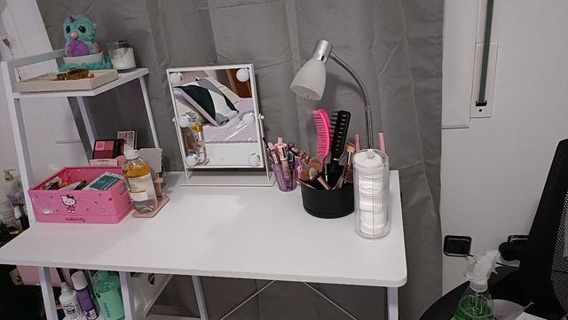 Escritorio blanco con estantes