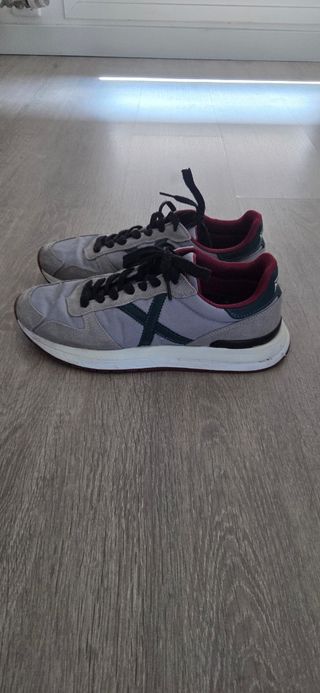 Zapatillas Munich grises y rojas