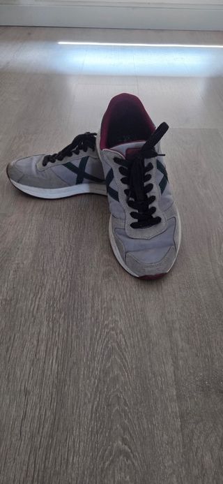 Zapatillas Munich grises y rojas