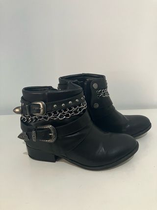 Botines negros con cadena