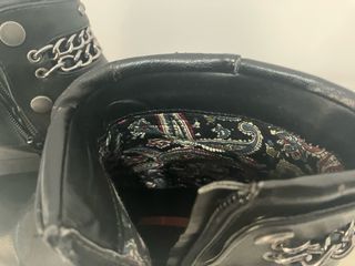 Botines negros con cadena