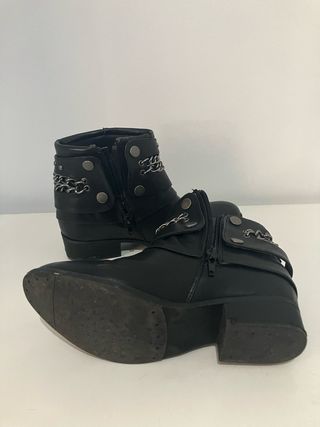 Botines negros con cadena