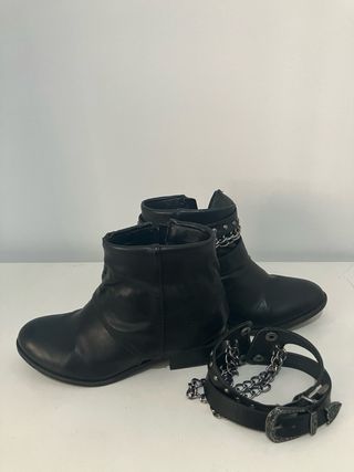 Botines negros con cadena