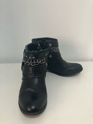 Botines negros con cadena