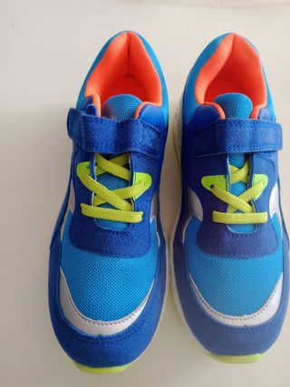 Zapatillas niño azul y naranja