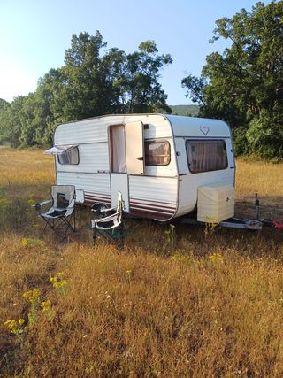 Caravana Benimar <750kg equipada con camas, cocina