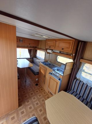 Caravana Benimar <750kg equipada con camas, cocina