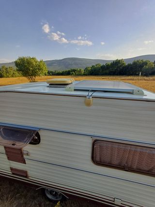 Caravana Benimar <750kg equipada con camas, cocina