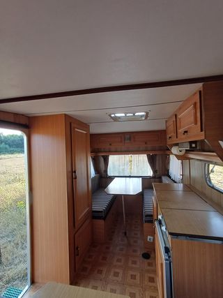 Caravana Benimar <750kg equipada con camas, cocina