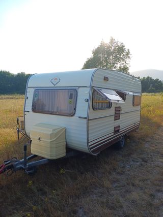 Caravana Benimar <750kg equipada con camas, cocina