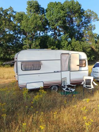 Caravana Benimar <750kg equipada con camas, cocina