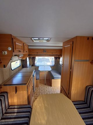 Caravana Benimar <750kg equipada con camas, cocina