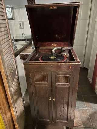 Tocadiscos antiguo de madera