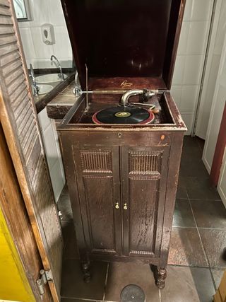 Tocadiscos antiguo de madera