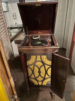 Tocadiscos antiguo de madera