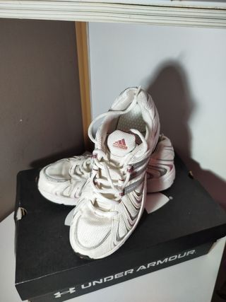 Zapatillas Adidas blancas y rosas