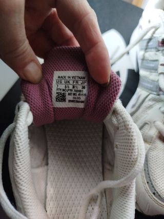 Zapatillas Adidas blancas y rosas