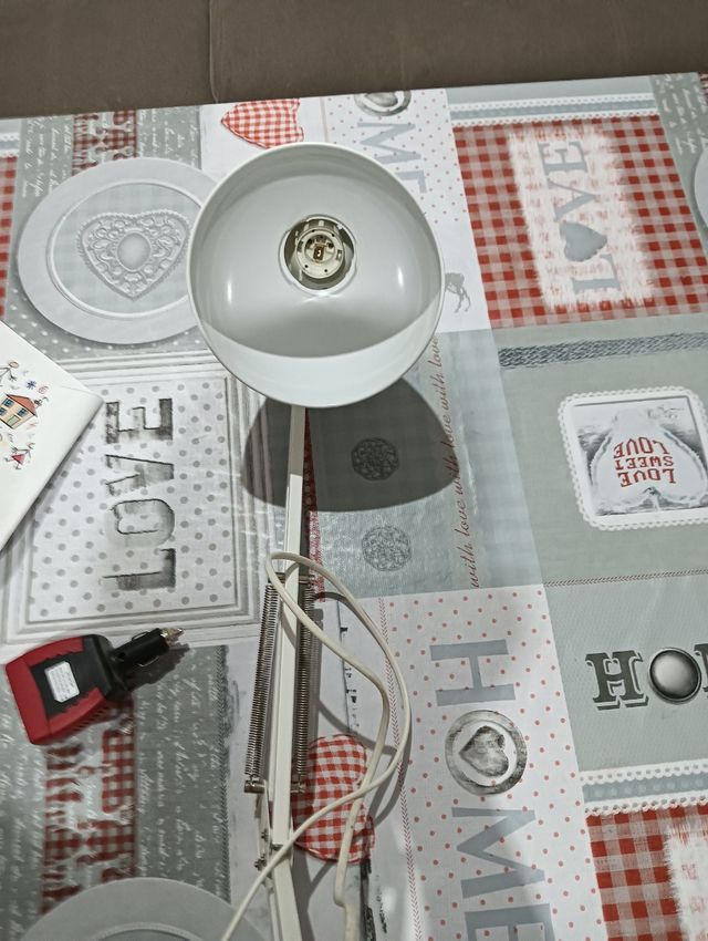 Lámpara escritorio blanca metal/dispongo de 2