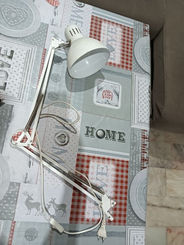 Lámpara escritorio blanca metal/dispongo de 2