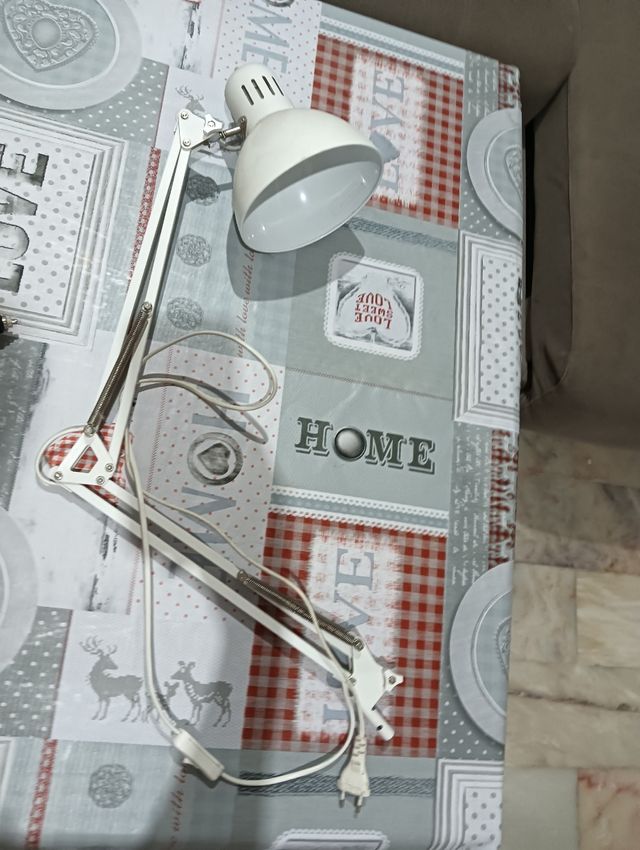 Lámpara escritorio blanca metal/dispongo de 2