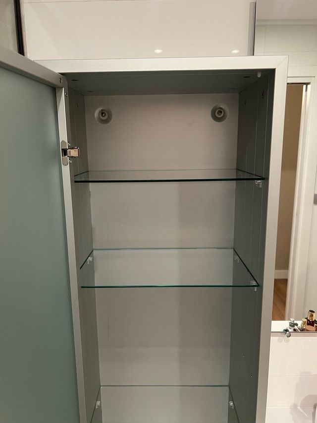 Estantería baño gris metal con puerta de cristal