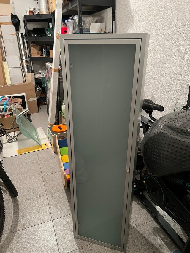 Estantería baño gris metal con puerta de cristal