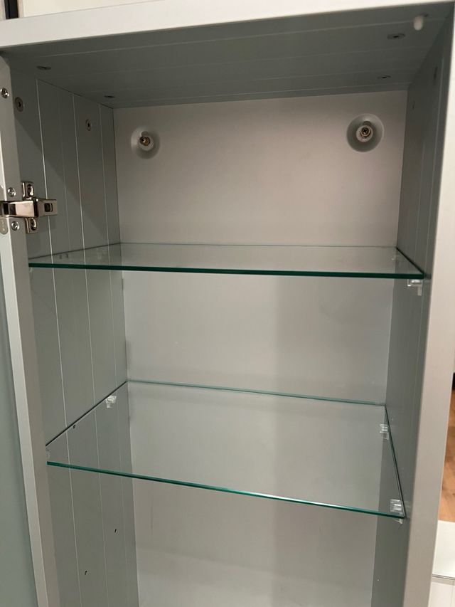 Estantería baño gris metal con puerta de cristal