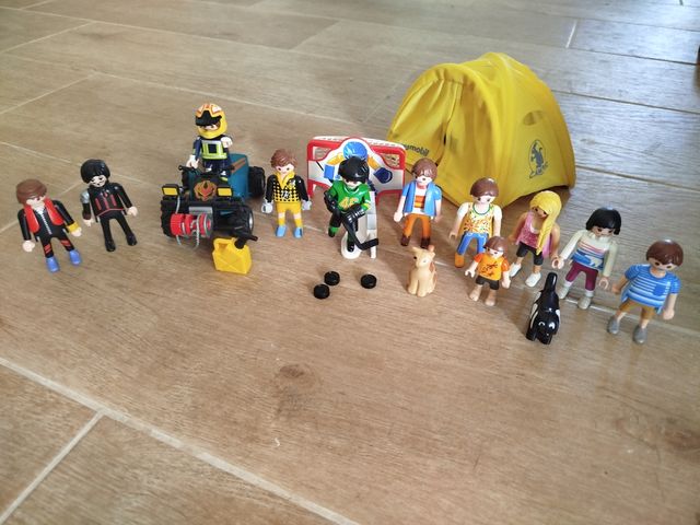 Lote Playmobil: 11 figuras, quad + accesorios