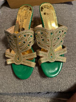 Zapatos dorados con pedrería