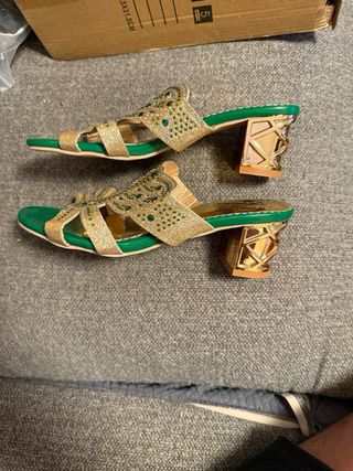 Zapatos dorados con pedrería
